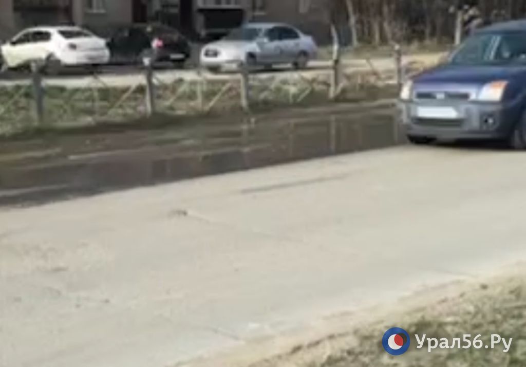 На ОЗТП в Орске целый день бежит вода. Затопило проезжую часть ...