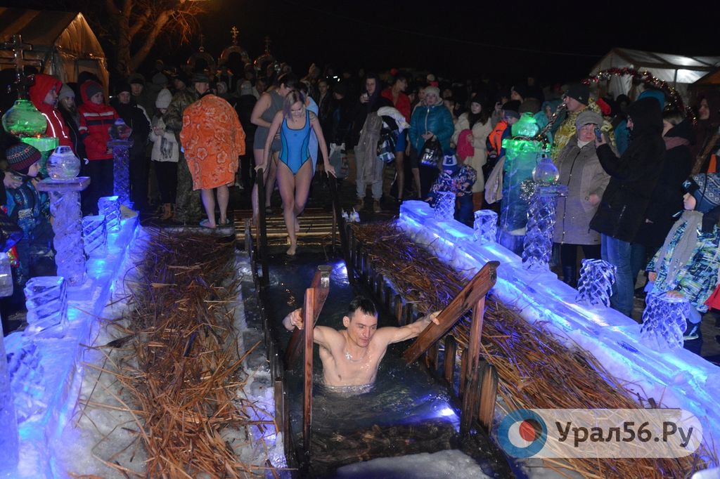 Купание в крещенской купели