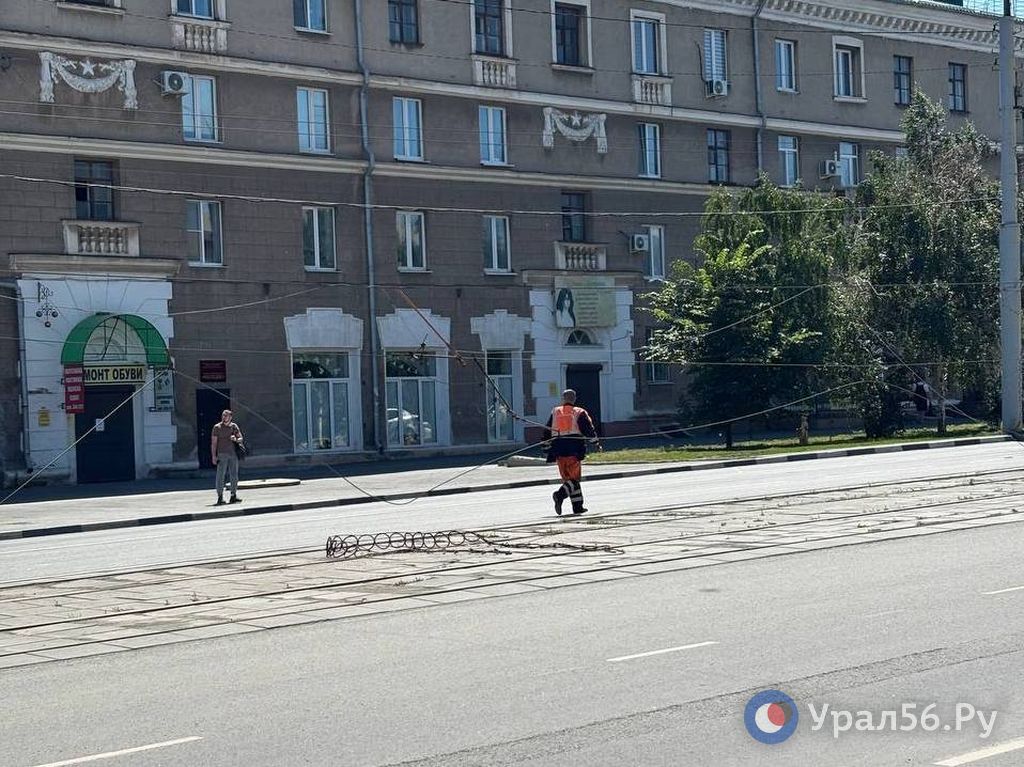 В центре Орска упали провода