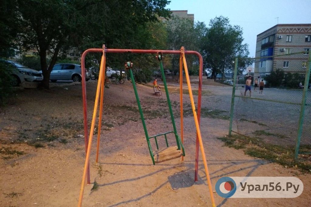 Сломанные качели на детской площадке во дворе дома № 7 по улице Можайской