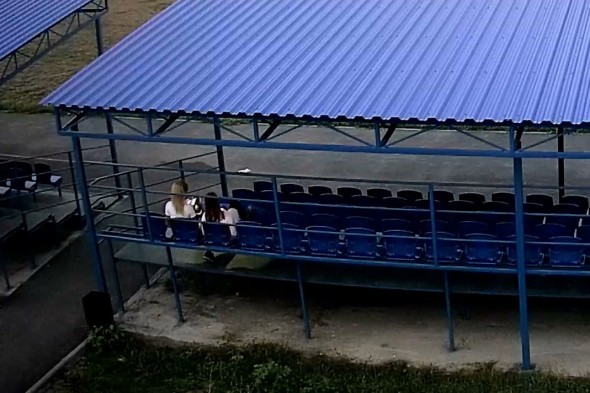 Две девушки ломают сиденья на трибунах в парке Строителей Орска (видео)