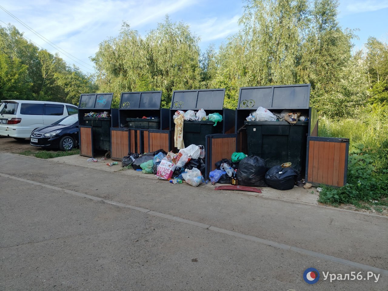 С набережной в Оренбурге мусор не вывозили так давно, что вонь стоит метров за 25. 09.06.2025