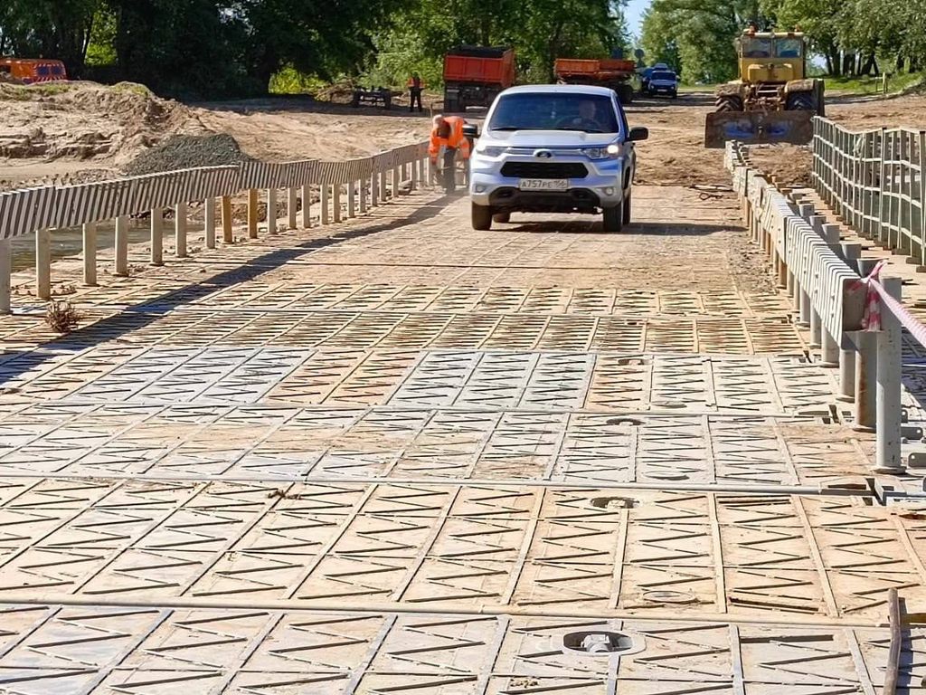 Под Соль-Илецком после паводка установили на место понтонный мост через реку Илек. Фото: правительство региона