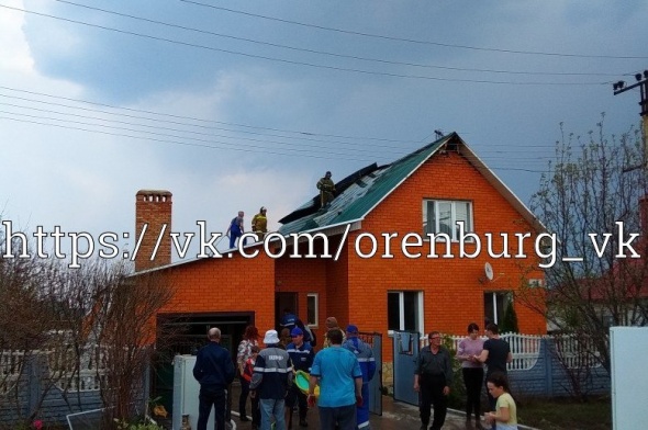 Жилой дом загорелся под Оренбургом после удара молнии