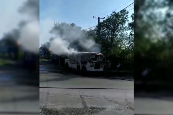 Утром в Орске на площади Гагарина загорелся пассажирский автобус (видео)