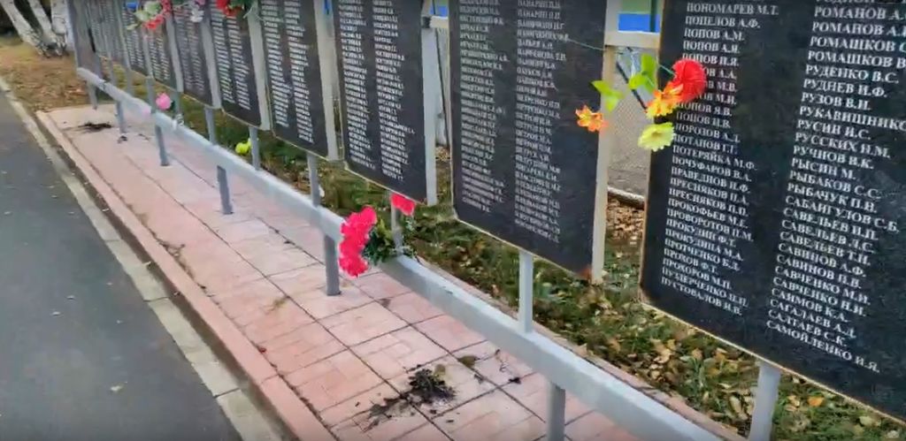 Мемориальные доски памяти участникам ВОВ, на плитке следы горения пластика. Фото: Подслушано Кувандык