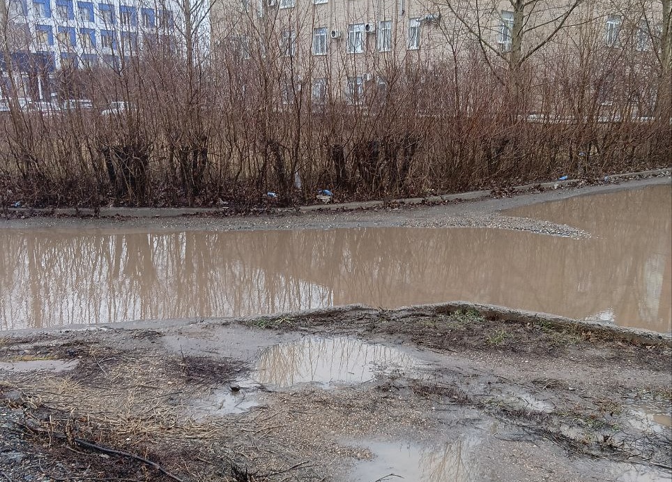 Лужа на пути в поликлинику. Фото прислали местные жители 