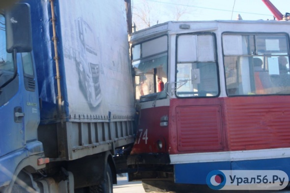 В Орске трамвай на перекрестке столкнулся с грузовиком