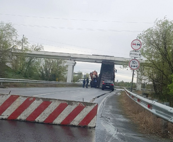 На ремонтируемом мосту в Орске ЧП: под конструкциями застрял КамАЗ (фото очевидцев)