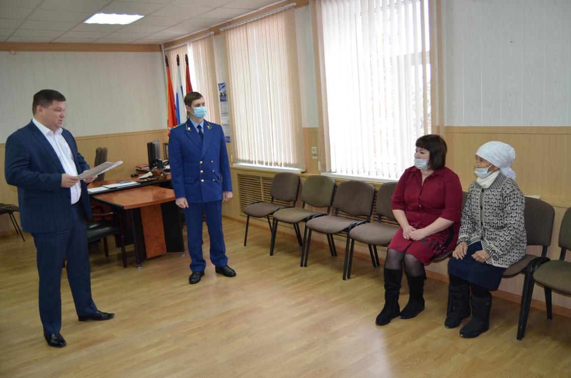 Вручение сертификата вдове ветерана ВОВ в администрации Соль-Илецкого городского округа