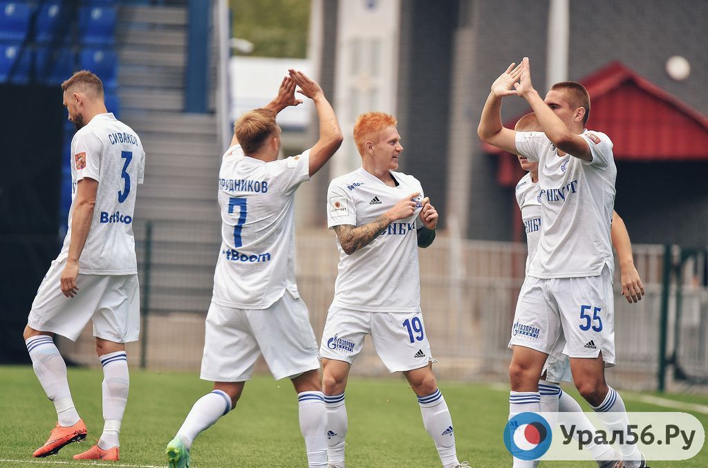 Футболисты ФК «Оренбург» празднуют гол