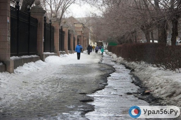 Талая вода все равно будет течь по тротуару в центре Орска даже после его обновления