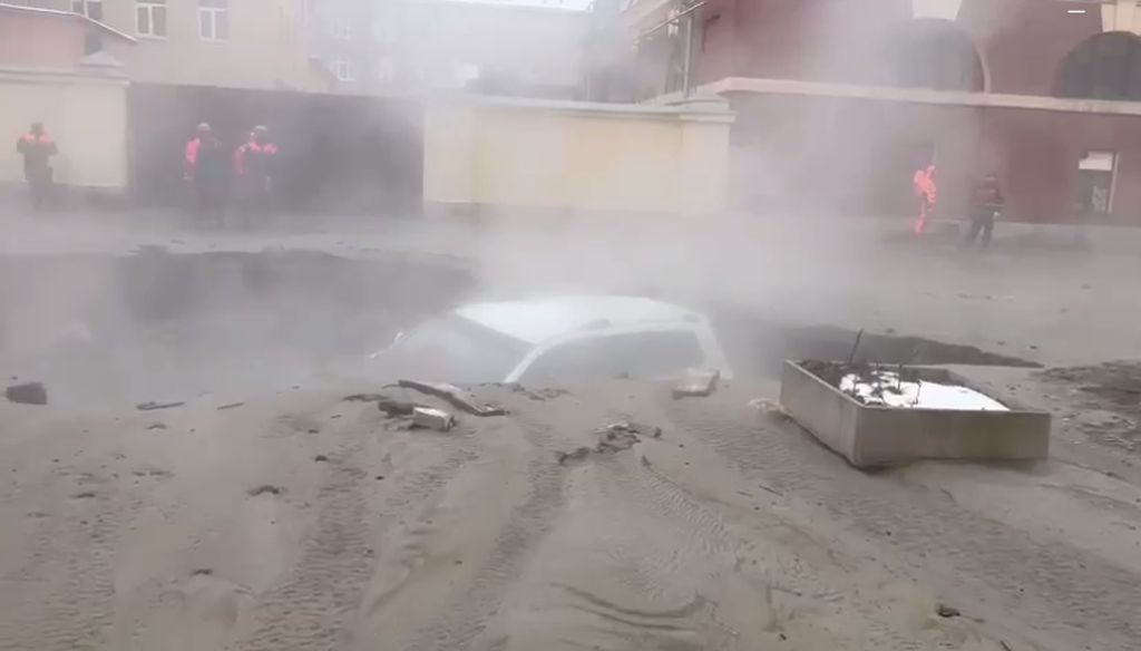 Автомобиль провалился под землю, где его подтопило кипятком. Скрин из видео