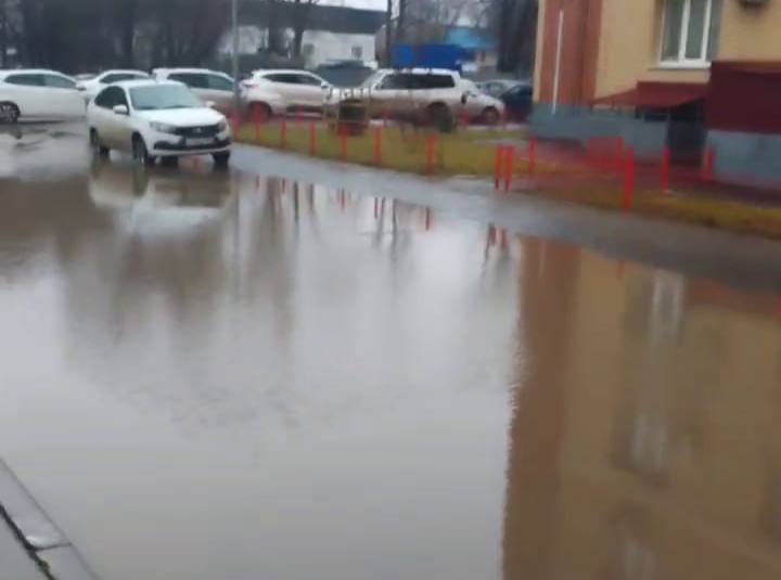 Лужа на улице Народной,36, фото: скрин с видео в тг-чате Евгения Солнцева