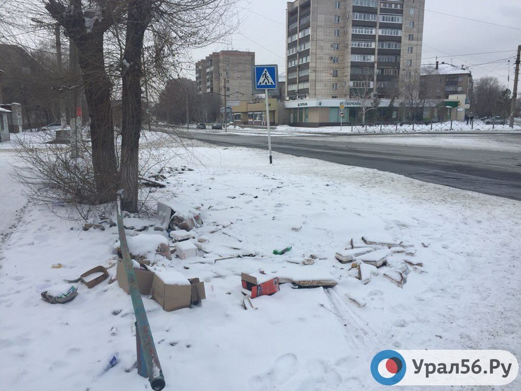 В Орске на месте ларька на остановке «Проспект Мира» лежат коробки и мусор