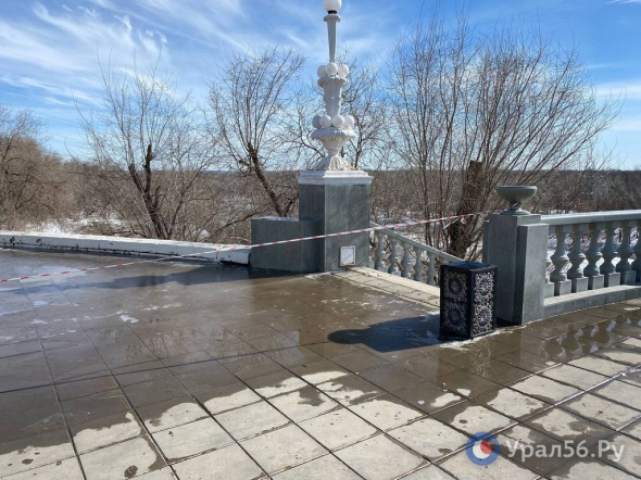 В Оренбурге закрыли проход по одной из лестниц на спуске к реке Урал