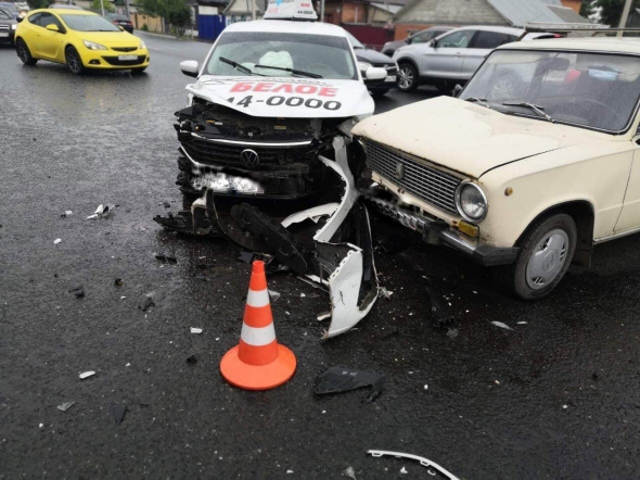 3 автомобиля столкнулись на перекрестке проспекта Победы и улицы Степана Разина в Оренбурге 