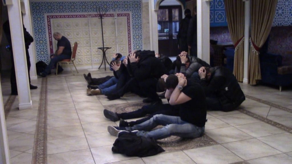 В одном из кафе Оренбурга полиция задержала более 30 человек