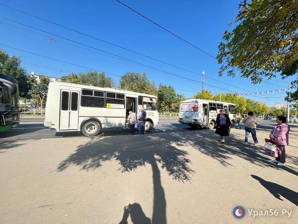 Пассажиры на остановке
