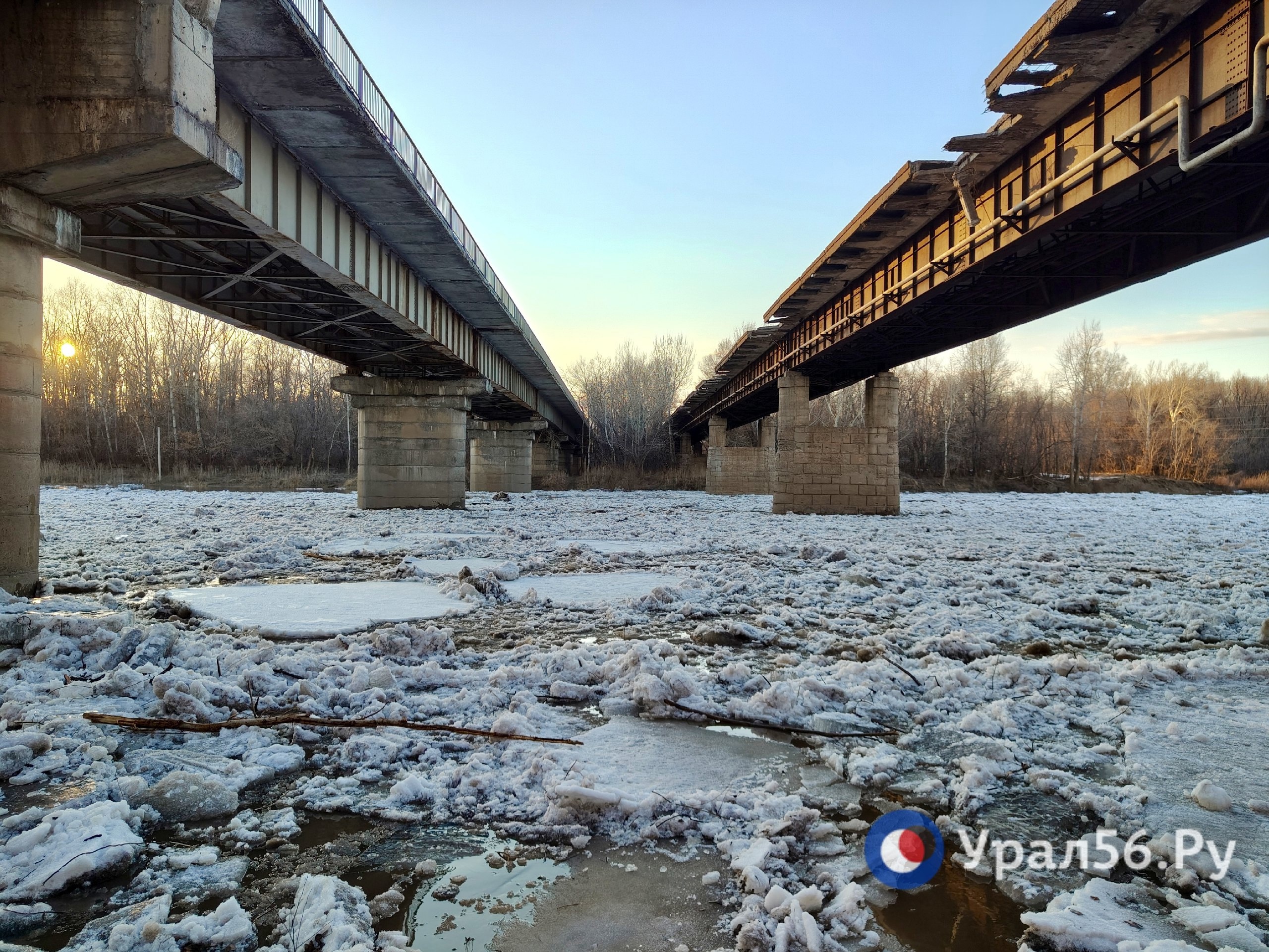 Ледоход на реке Сакмара в Оренбурге