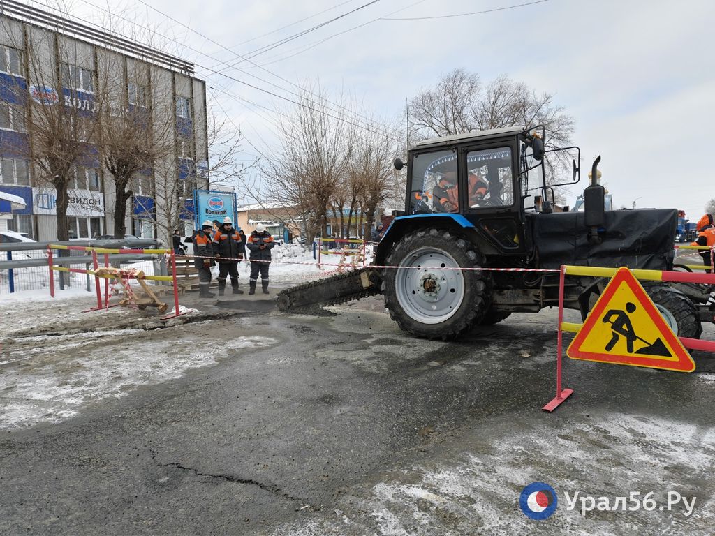 Коммунальные службы начали устранять провал на улице Монтажников в Оренбурге 