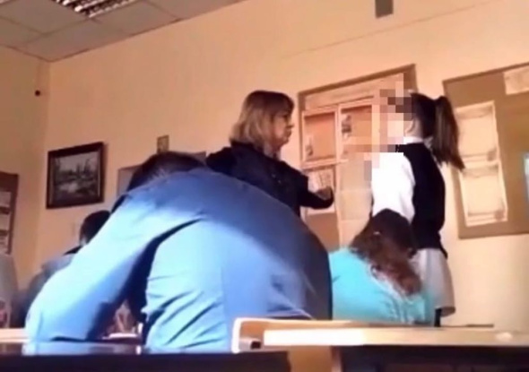 «Ты че лохматая ходишь?»: В Подмосковье учитель ударила школьницу из-за ее внешнего вида (видео)