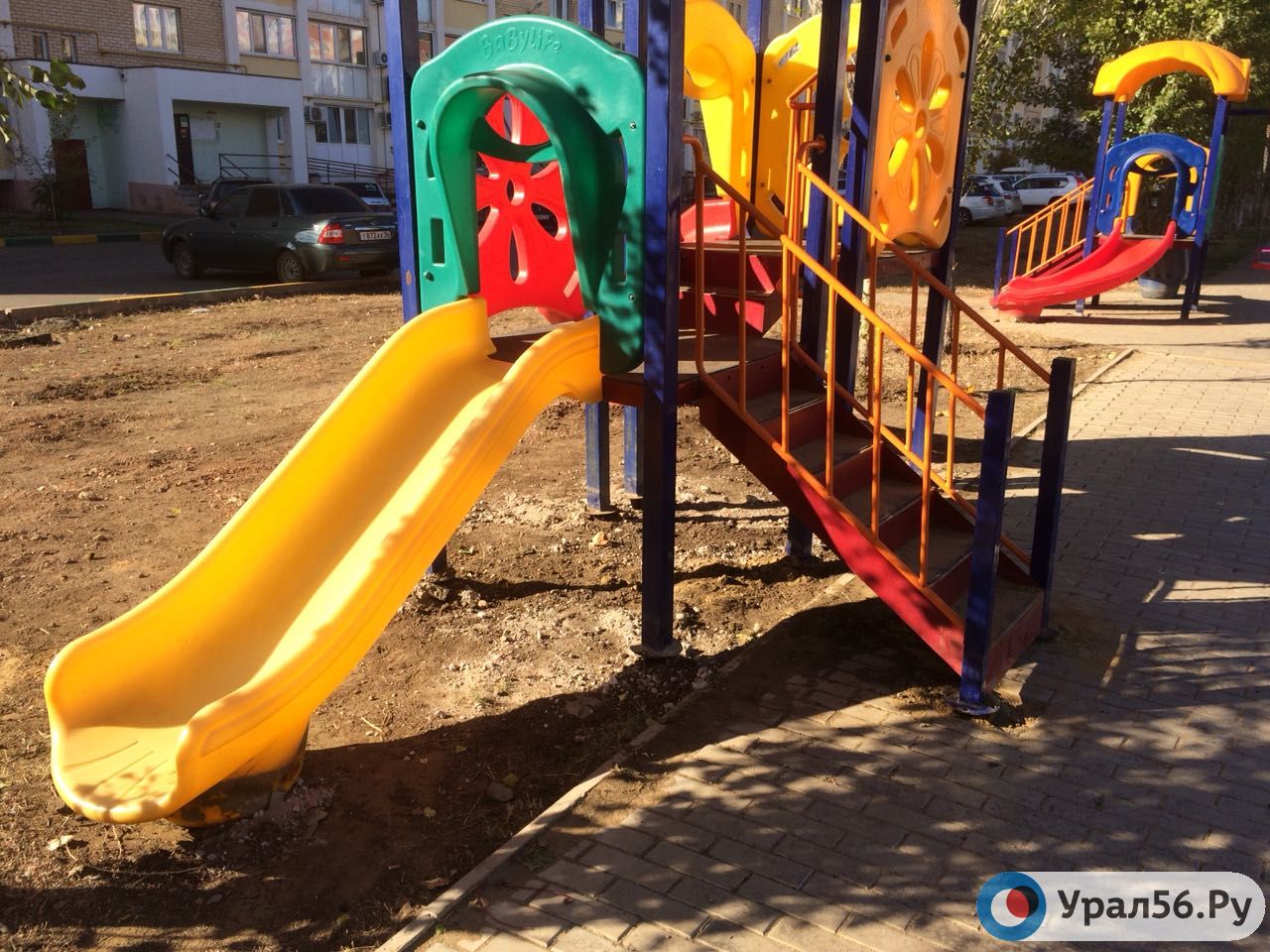 Один из МАФов частично установлен на тротуаре