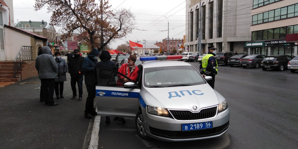 Сотрудники ДПС прервали автопробег коммунистов Оренбурга. Фото: Денис Батурин