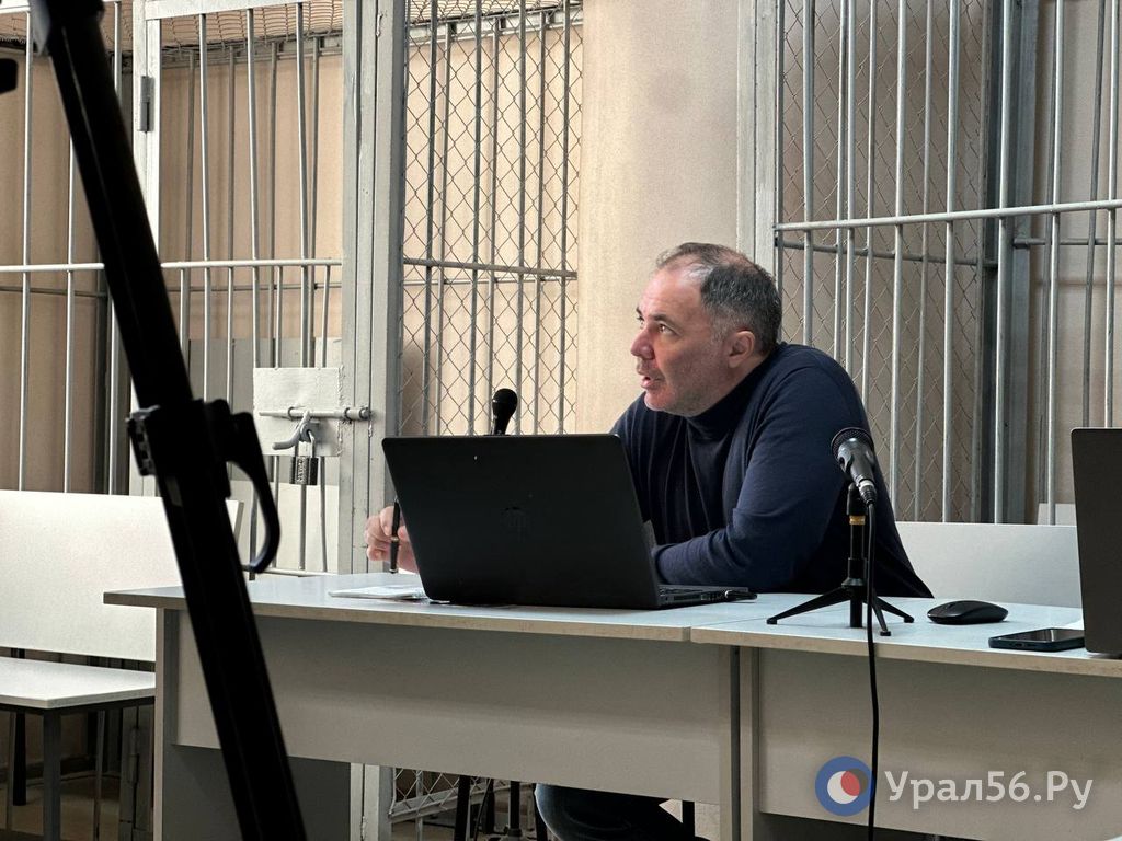 Александр Самбурский в зале суда 