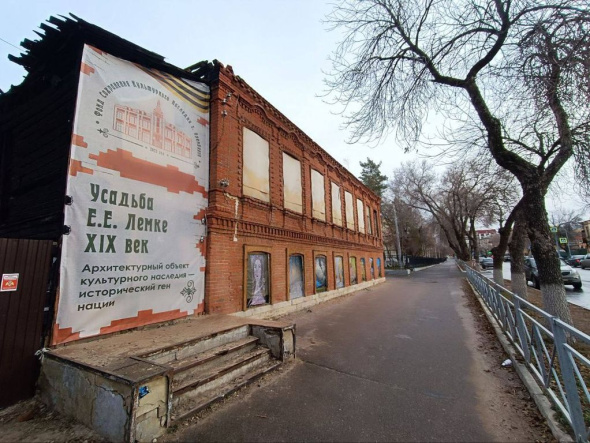 Оконные проемы усадьбы Е.Е Лемке в Оренбурге закрыли художественными работами