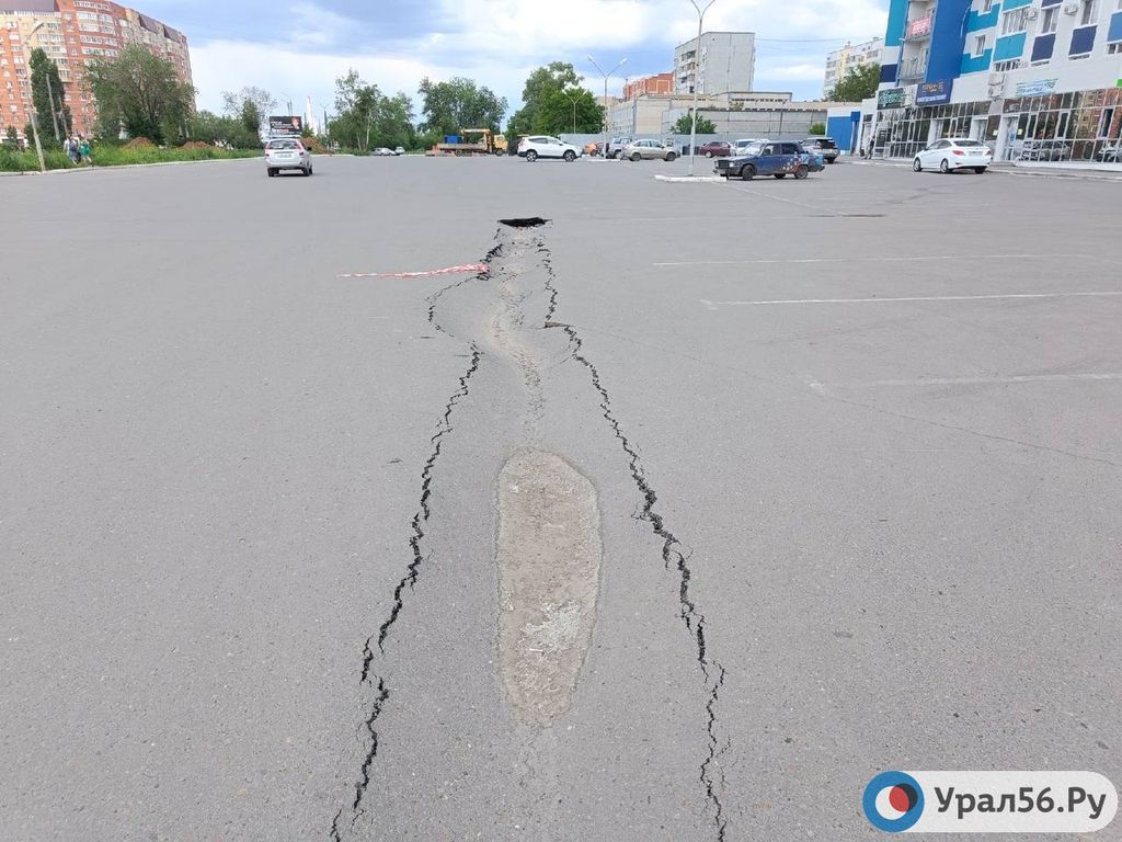 Длина провала примерно 22 метра