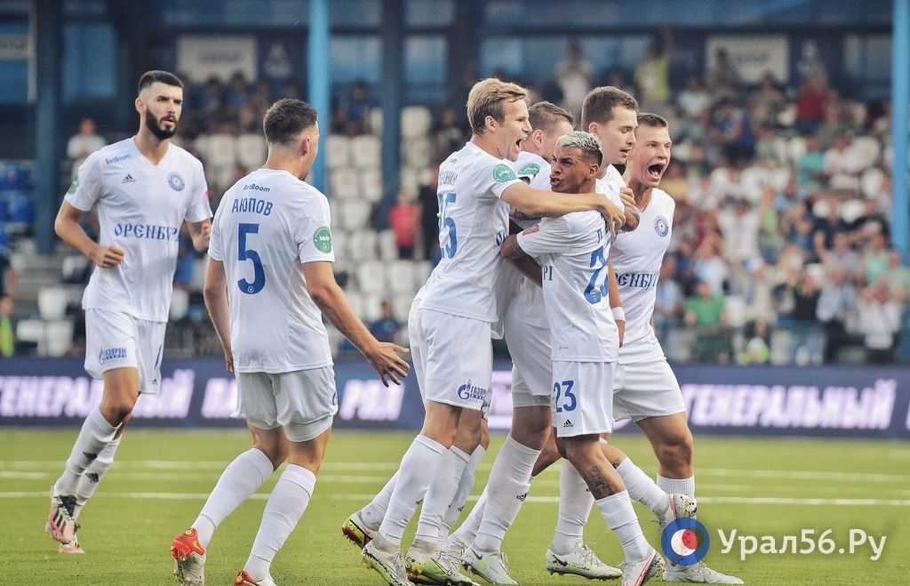 Футболисты ФК «Оренбург» празднуют гол
