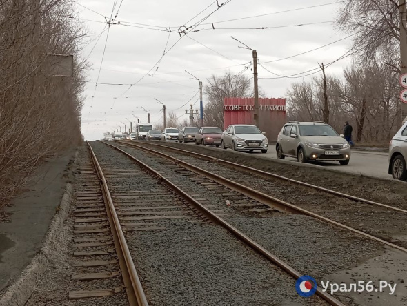 После перекрытия уже двух мостов через Урал в Орске весь транспорт пошел по верхнему мосту. Движение затруднено