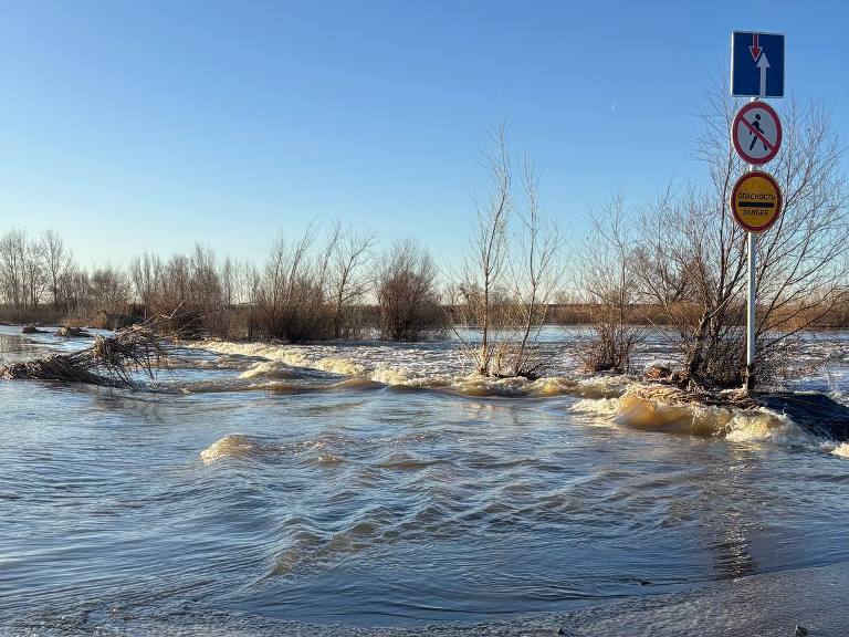 Затопленный мост через Орь, фото: тг-канал Артема Воробьева