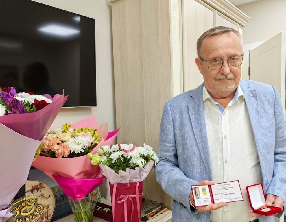 Александр Ярилов держит в руках медаль «За заслуги перед Оренбургом» I степени. Фото: Администрация Оренбурга