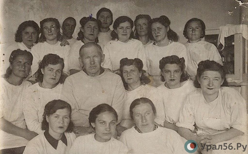 1942 год. Медперсонал орского эвакогоспиталя. Фото ОКМ
