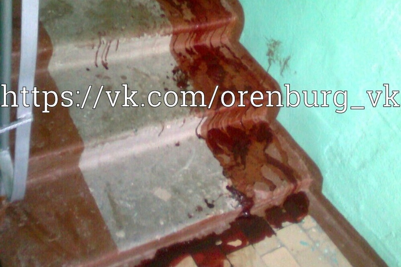 Фотография залитого кровью подъезда в Оренбурге оказалась фейковой