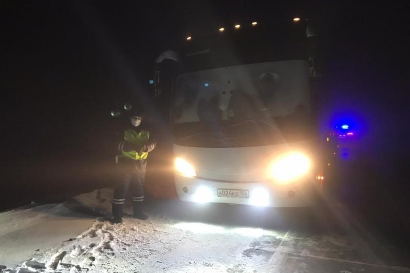 Автобус, на котором ехали вахтовики. Фото: УМВД ЯМАО