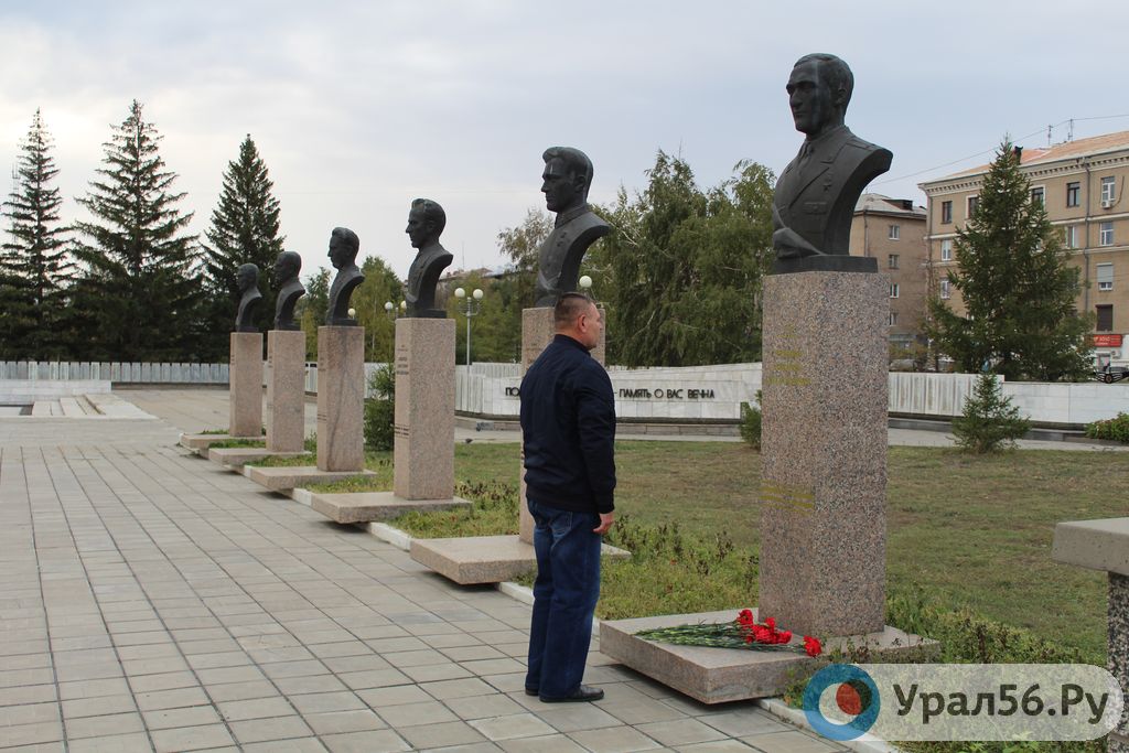 У памятника Андрею Туркину