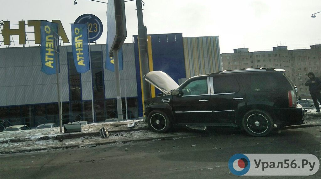 В Оренбурге внедорожник в результате ДТП чуть не слетел с дороги на парковку