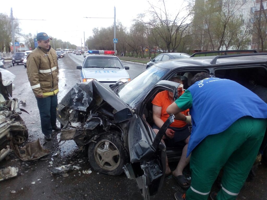 ДТП в Оренбурге: пострадавших вытаскивали из авто сотрудники МЧС