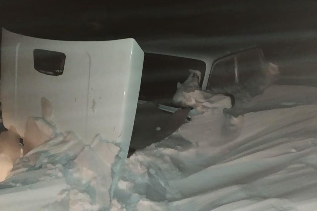 Автомобиль, попавший в снежный плен возле Белошапки, фото: МЧС