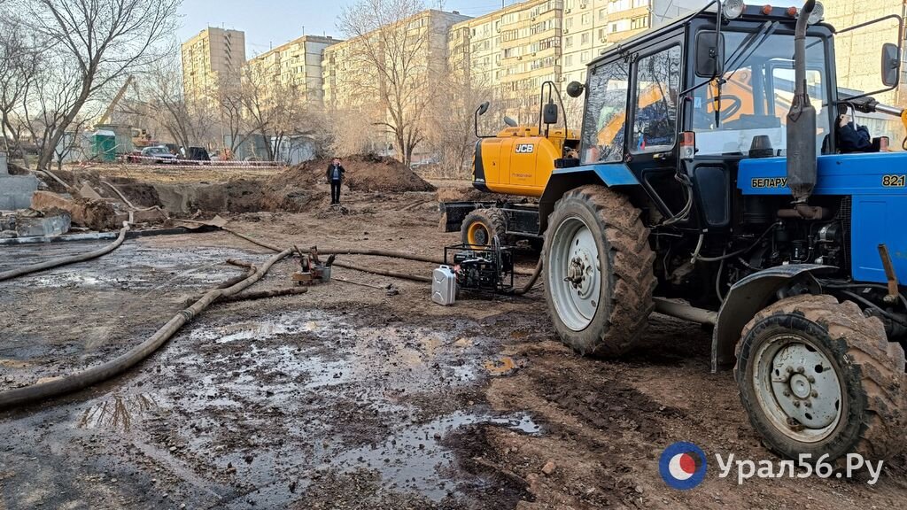 Устранение коммунальной аварии в Оренбурге, фото из архива