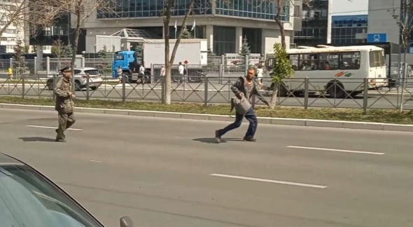 В Оренбурге на улице Чкалова двое неизвестных мужчин устроили потасовку прямо на проезжей части  (видео)