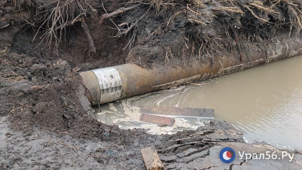 Устранение коммунальной аварии в Оренбургской области (фото из архива)