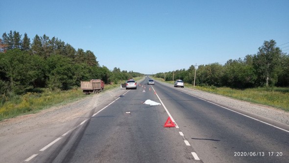 На трассе Оренбург — Орск водитель КамАЗа насмерть сбил пенсионерку