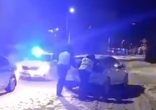 Сотрудники полиции помогли автомобилистам. Источник: ТГ-канал «Полиция Оренбуржья»
