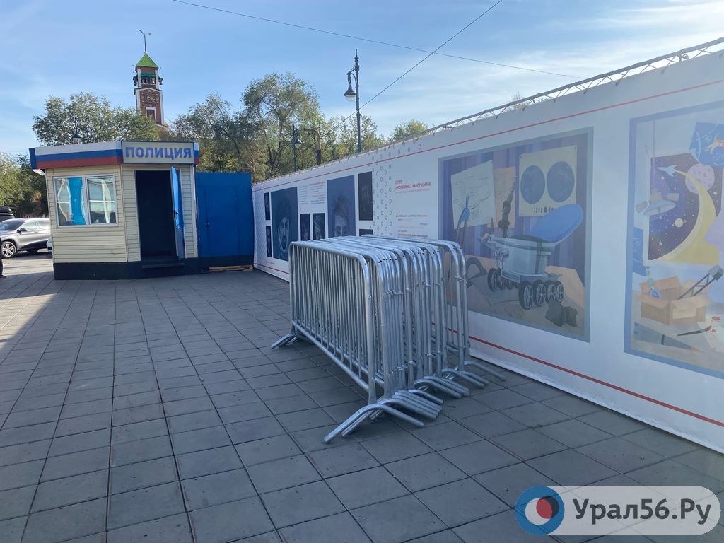 Металлические конструкции на площади