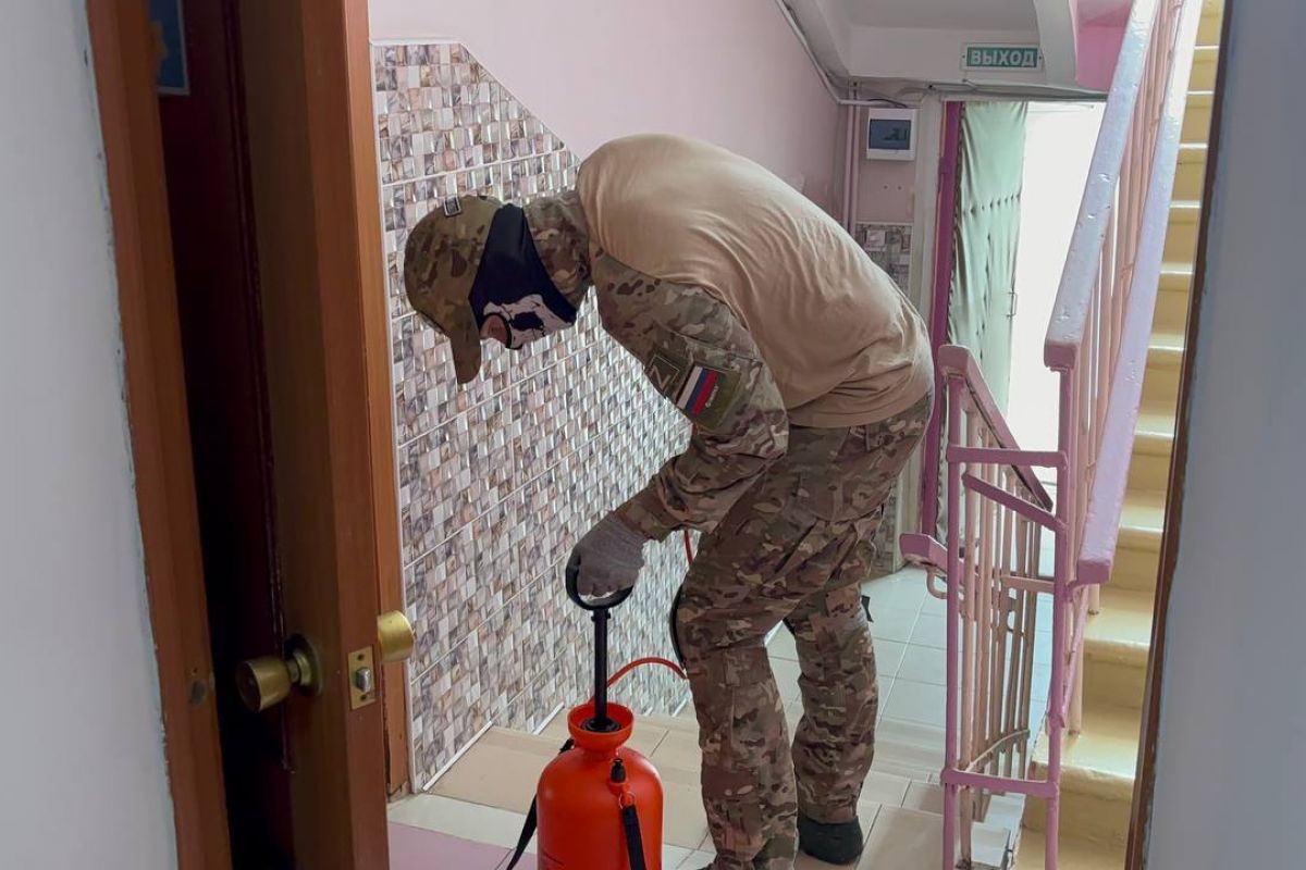 Волонтеры обработали детский сад Орска от грибка