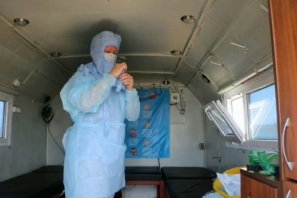 На границе России и Казахстана в Оренбургской области дежурят медики, которые тестируют приезжих на Covid-19